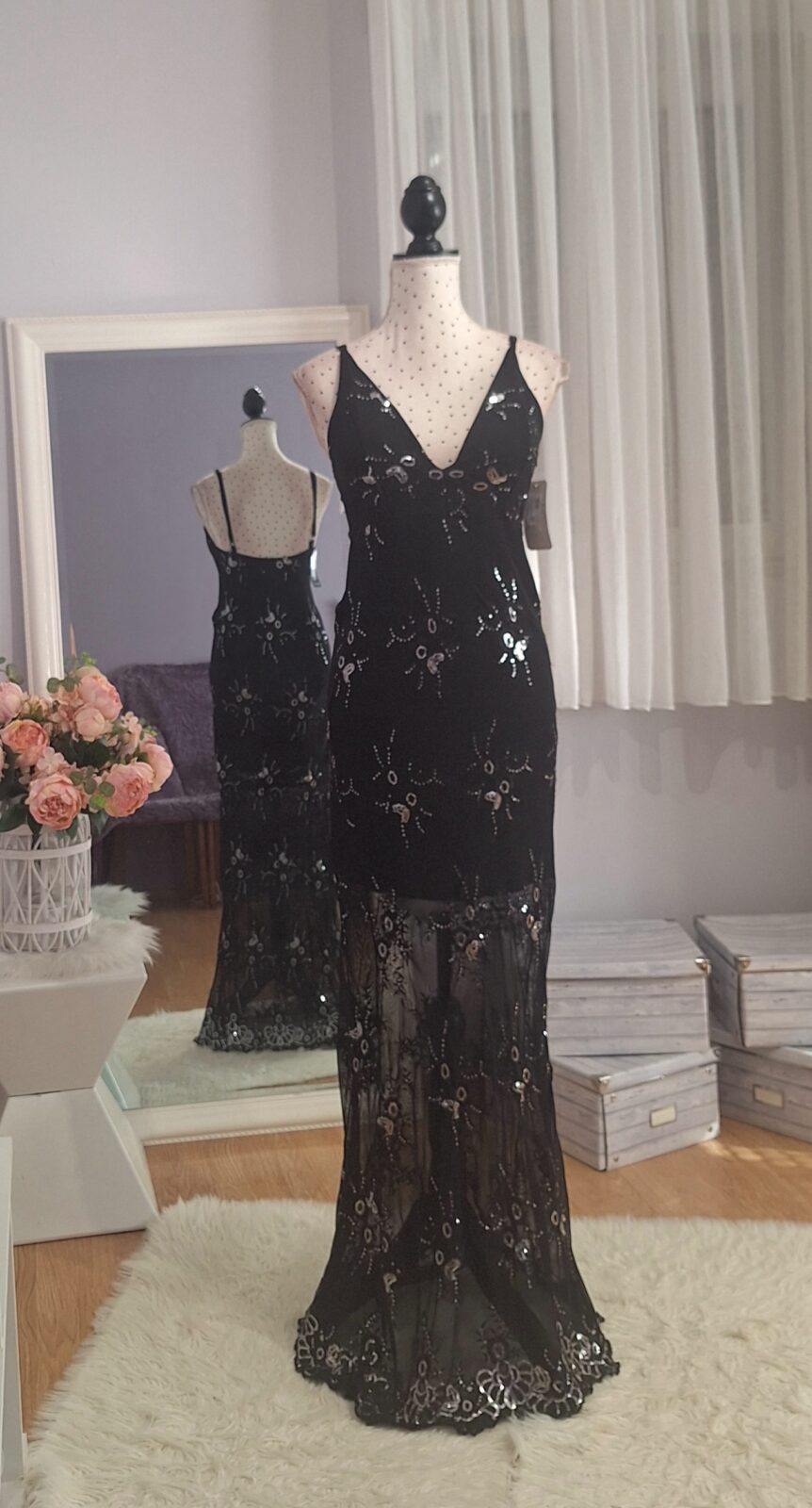 099. haljina duga crna sa sreb. ukras., uni S-M, MPC 25,00 €, grudi 80-90, 5 cm ispod grudi 70-80 cm Haljina duga crna sa srebrnim ukrasima