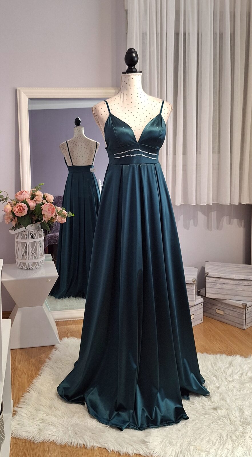 371. haljina duga smaragdno zelena s rasporkom, uni XS-M, MPC 52,00 € rastezljiva u grudima 70-95 cm, ispod grudi 65-80 cm, duljina 140-150 cm Haljina duga smaragdno zelena sa rasporkom, snižena 50%