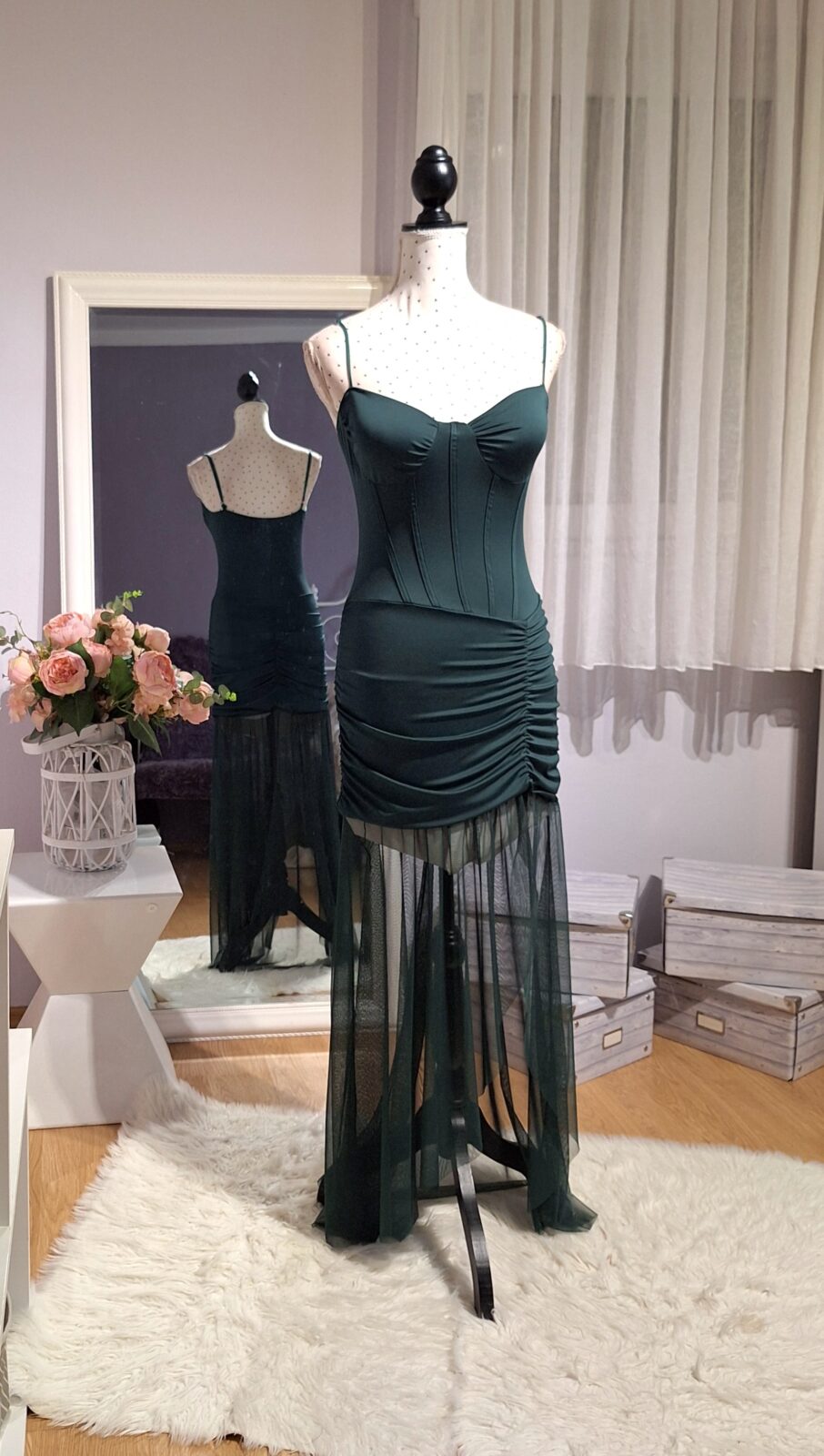 506. Haljina kratka smaragdno zelena s tilom, uni S-L, MPC 35,00 € grudi 85-105 cm, struk 70-85 cm, bokovi 85-105 cm, duljina 145-150 cm s tilom, 70-75 do tila Haljina kratka smaragdno zelena s tilom