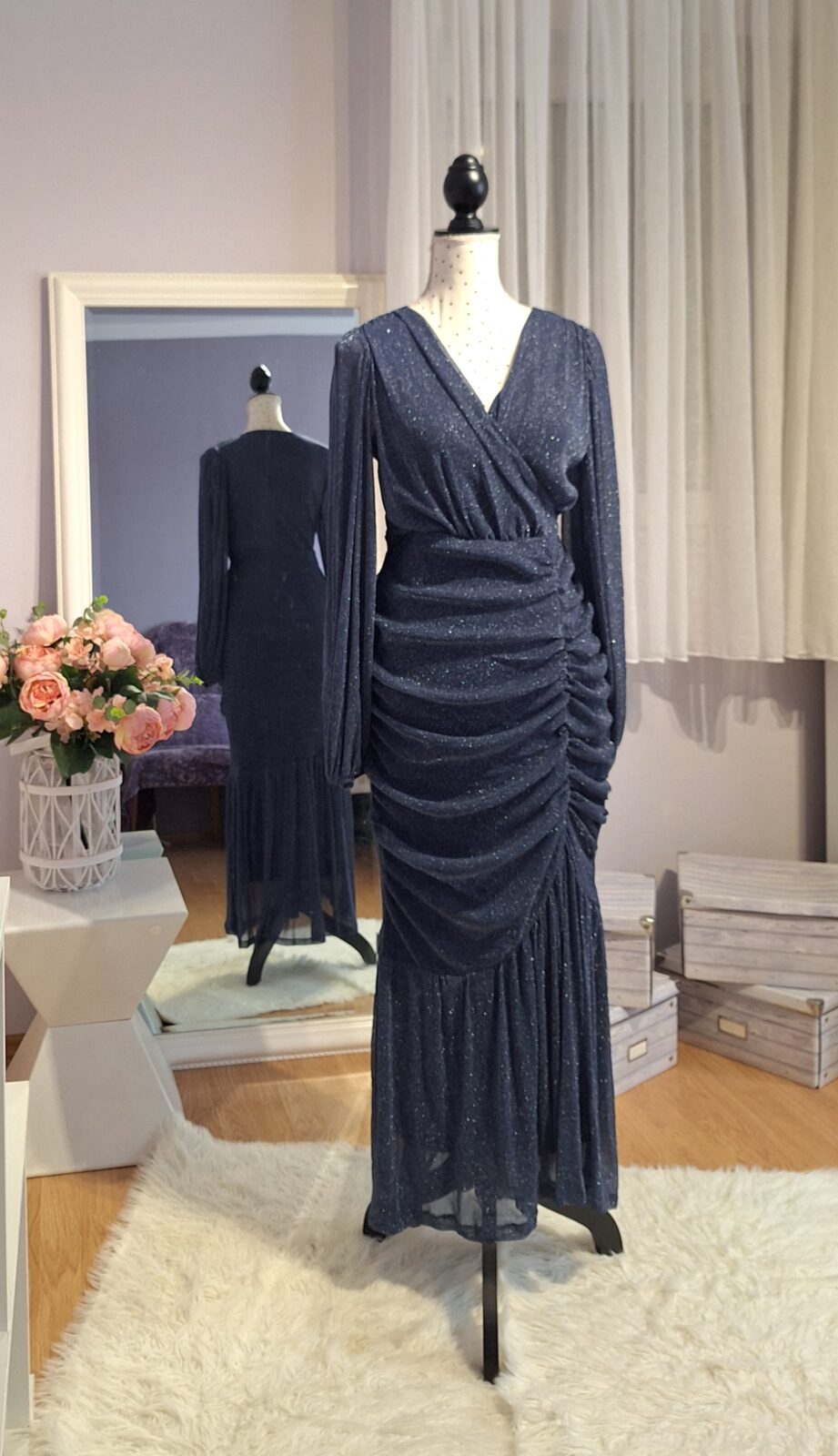 357. Haljina duga tamno plava sa šljokicama, vel. L-XL (40-42) MPC 46,00 €, grudi 90-110 cm, 7 m ispod grudi 80-90 cm, duljina 140 cm Haljina duga tamno plava sa šljokicama