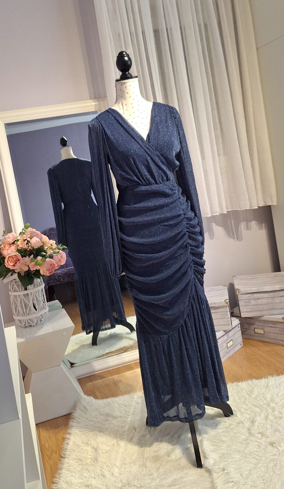 357. Haljina duga tamno plava sa šljokicama, vel. L-XL (40-42) MPC 46,00 €