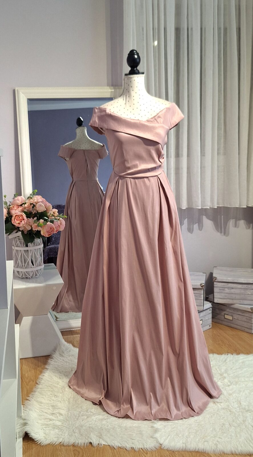 358. Haljina duga prljavo roza, vel. XL-1XL (42-44) MPC 56,00 €, grudi 105-110 cm, 10 cm ispod grudi 80-90 cm, duljina 150 cm