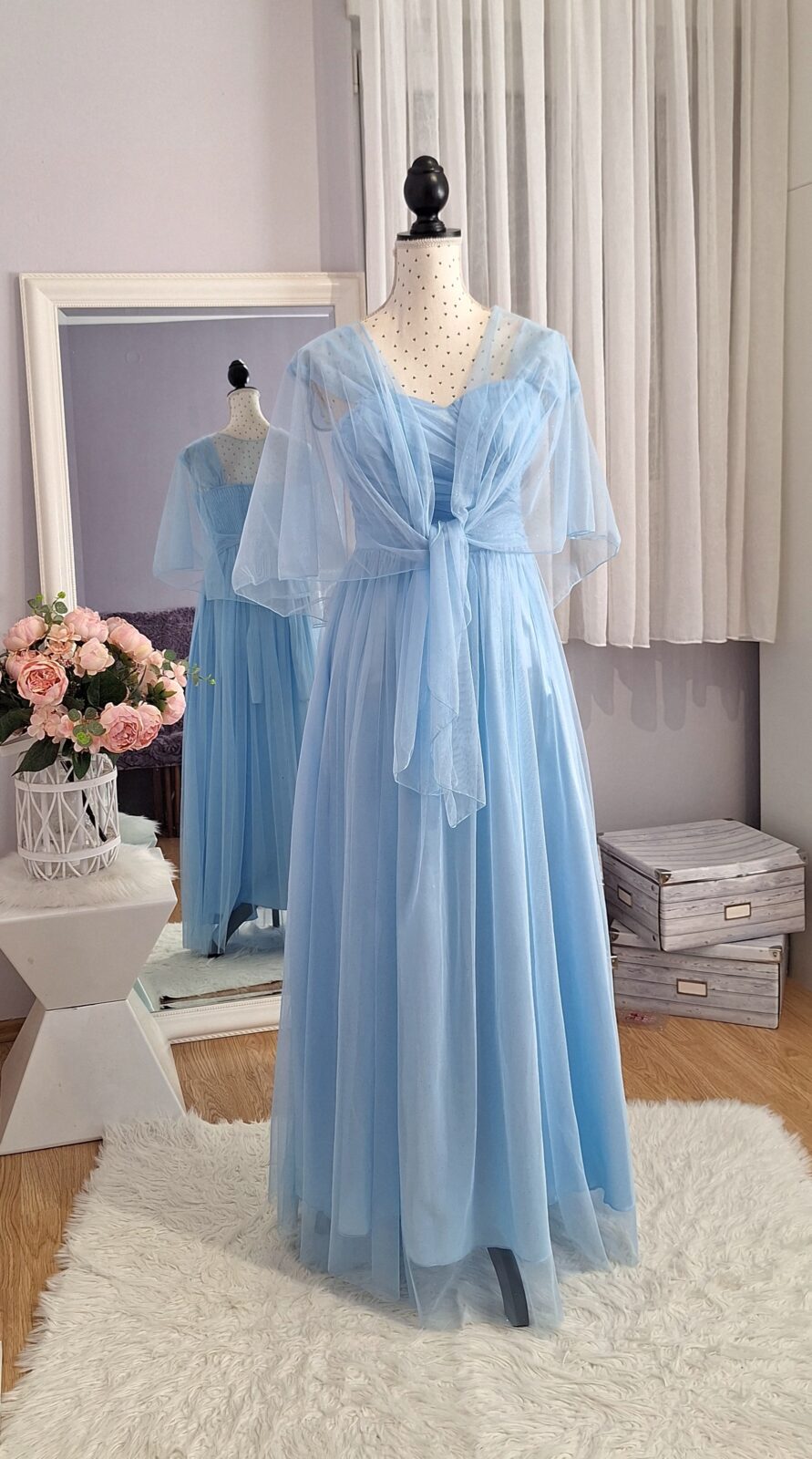 453. haljina duga svijetlo plava sa šljokicama, uni S-L, MPC 59,00 €, 406. šal svijetlo plave boje, MPC 13,00 €