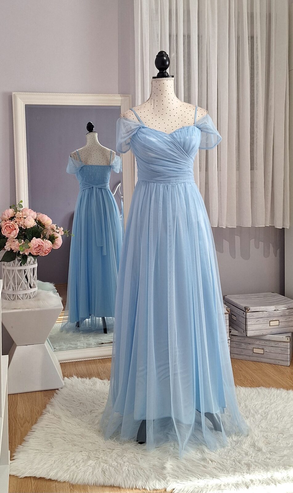 453. haljina duga svijetlo plava sa šljokicama, uni S-L, MPC 59,00 € rastezljiva u grudima 75-100 cm, duljina 150 cm Haljina duga svijetlo plava sa šljokicama