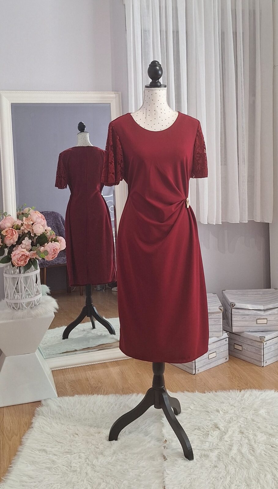 383. haljina kratka bordo, uni L-3XL, MPC 29,00 € grudi 100-120 cm, struk 90-105 cm, bokovi do 130 cm, duljina 115 cm Haljina kratka bordo boje sa čipkom