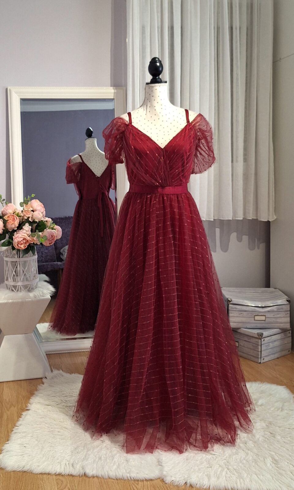 441. Haljina duga bordo od tila, uni 2XL-3XL, MPC 65,00 €, grudi 115-125 cm, 10 cm ispod grdui 100-110 cm, duljina 145-155 cm Haljina duga bordo boje od tila
