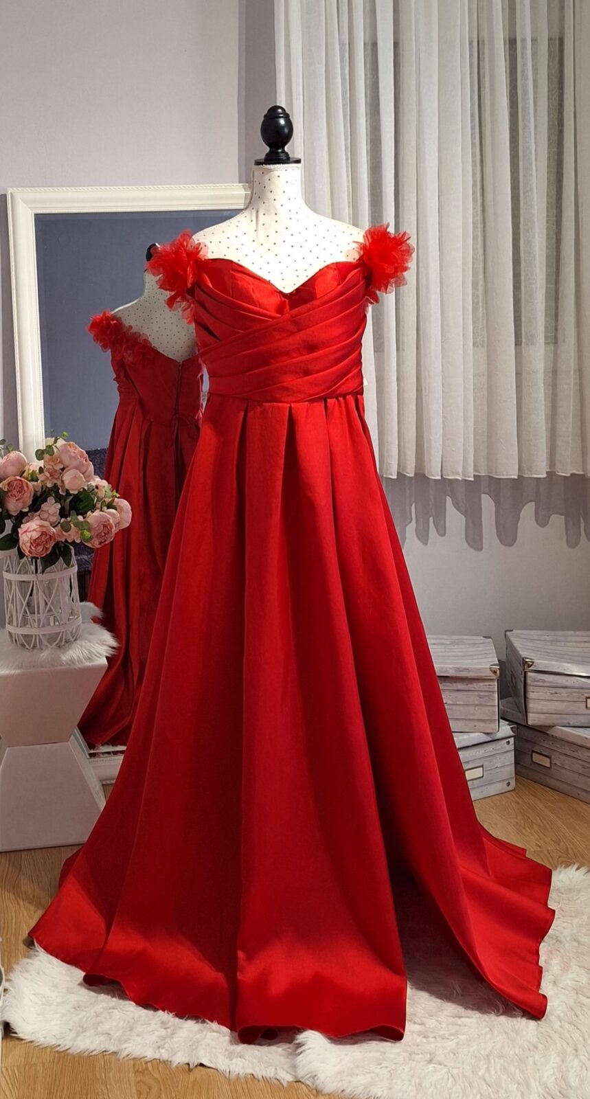 457. Haljina duga crvena na vezanje, uni 2XL-3XL, MPC 82,00 €, grudi 115-120 cm, 10 cm ispod grudi 105-108 cm, duljina 156 cm Haljina duga crvena na ramena s rasporkom