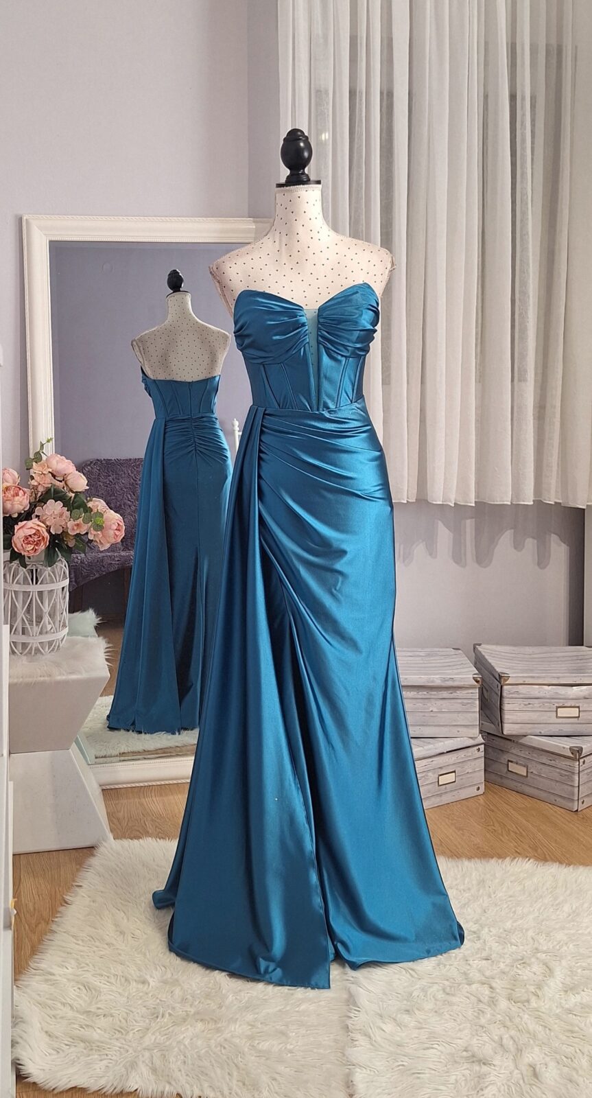 357. Haljina duga tirkizno plava, vel. S, MPC 69,00 €, grudi 80-85 cm, 10 cm ispod grudi 66-70 cm, bokovi 80-90 cm, duljina bez naramenica 145 cm Haljina duga tirkizno plave boje sa rasporkom