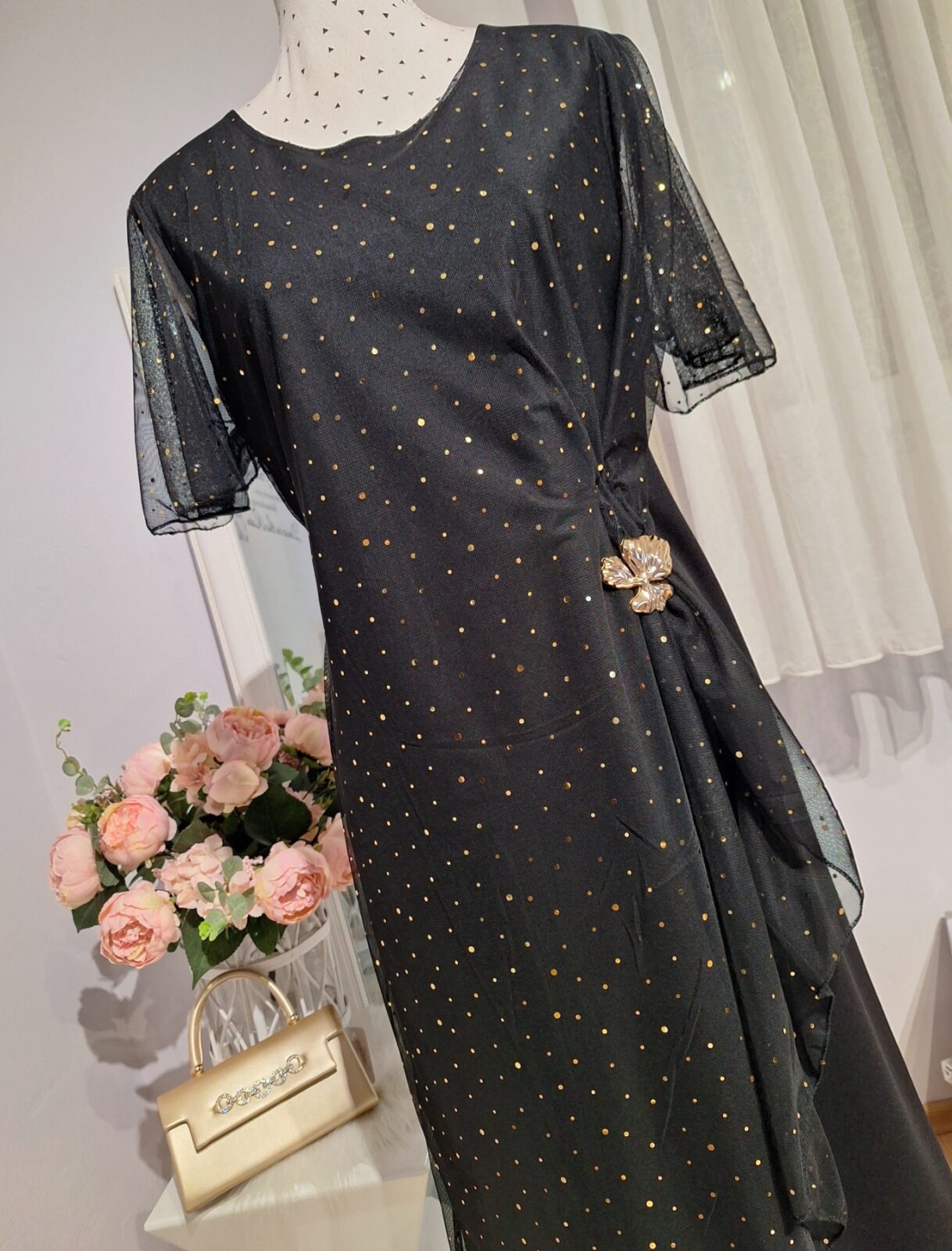 414. Haljina kratka crna sa šljokicama boje zlata, uni 2XL-4XL, MPC 28,00 €, (2)