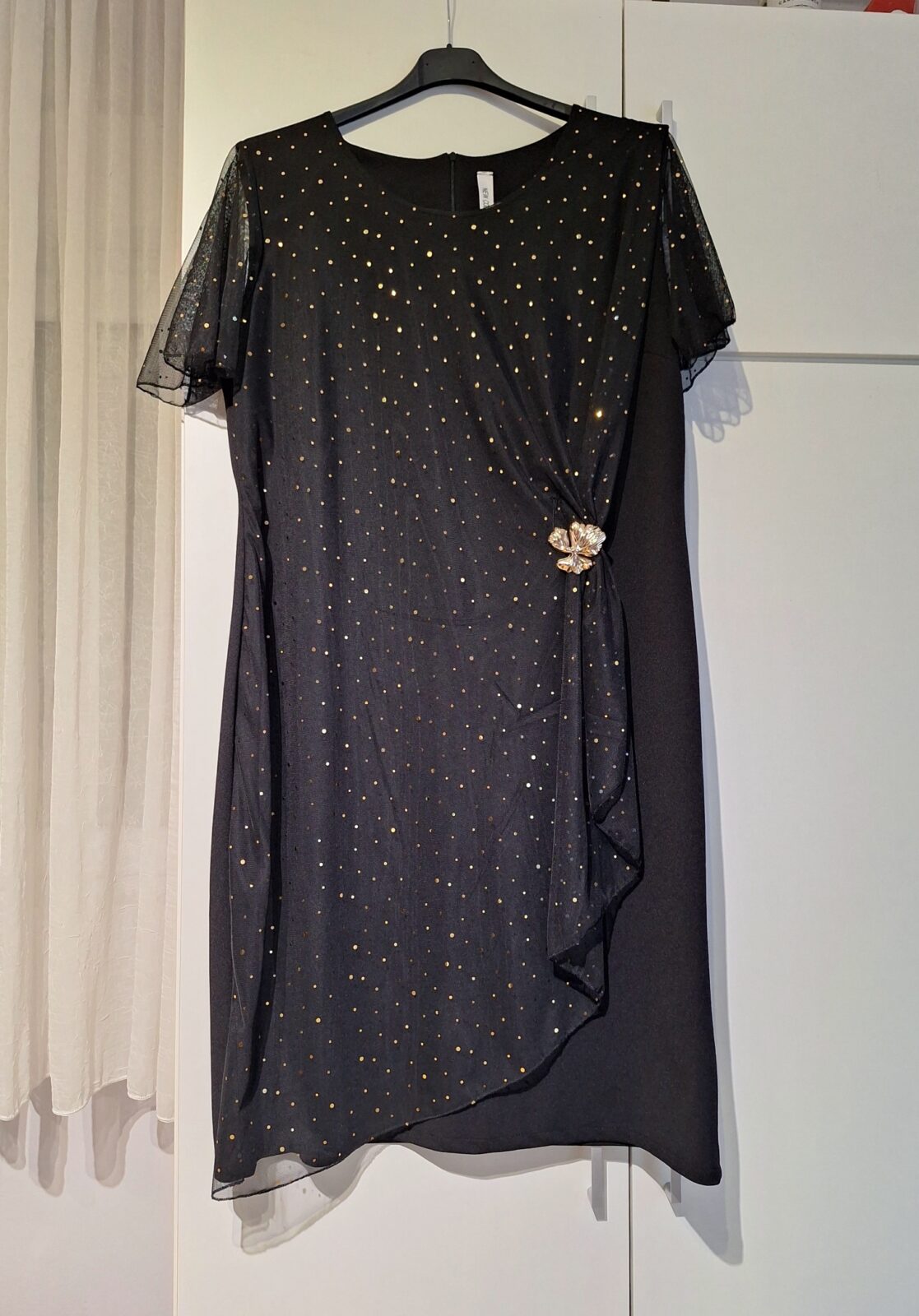 414. Haljina kratka crna sa šljokicama boje zlata, uni 2XL-4XL, MPC 28,00 €, (3)