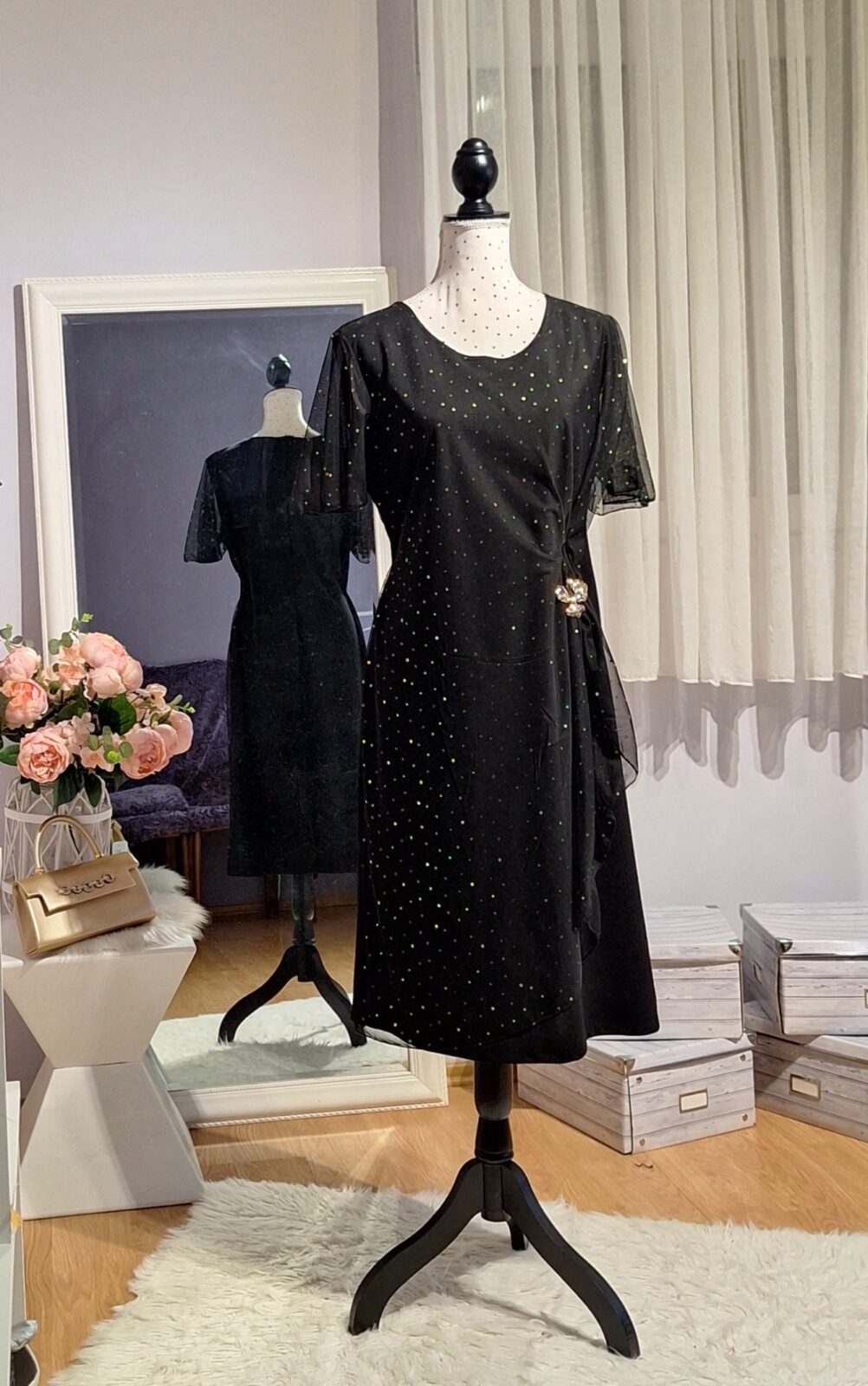 414. Haljina kratka crna sa šljokicama boje zlata, uni 2XL-4XL, MPC 28,00 €, grudi 115-130 cm, struk 110-125 cm, bokovi 125-135 cm, duljina 110 cm Haljina kratka crna sa šljokicama
