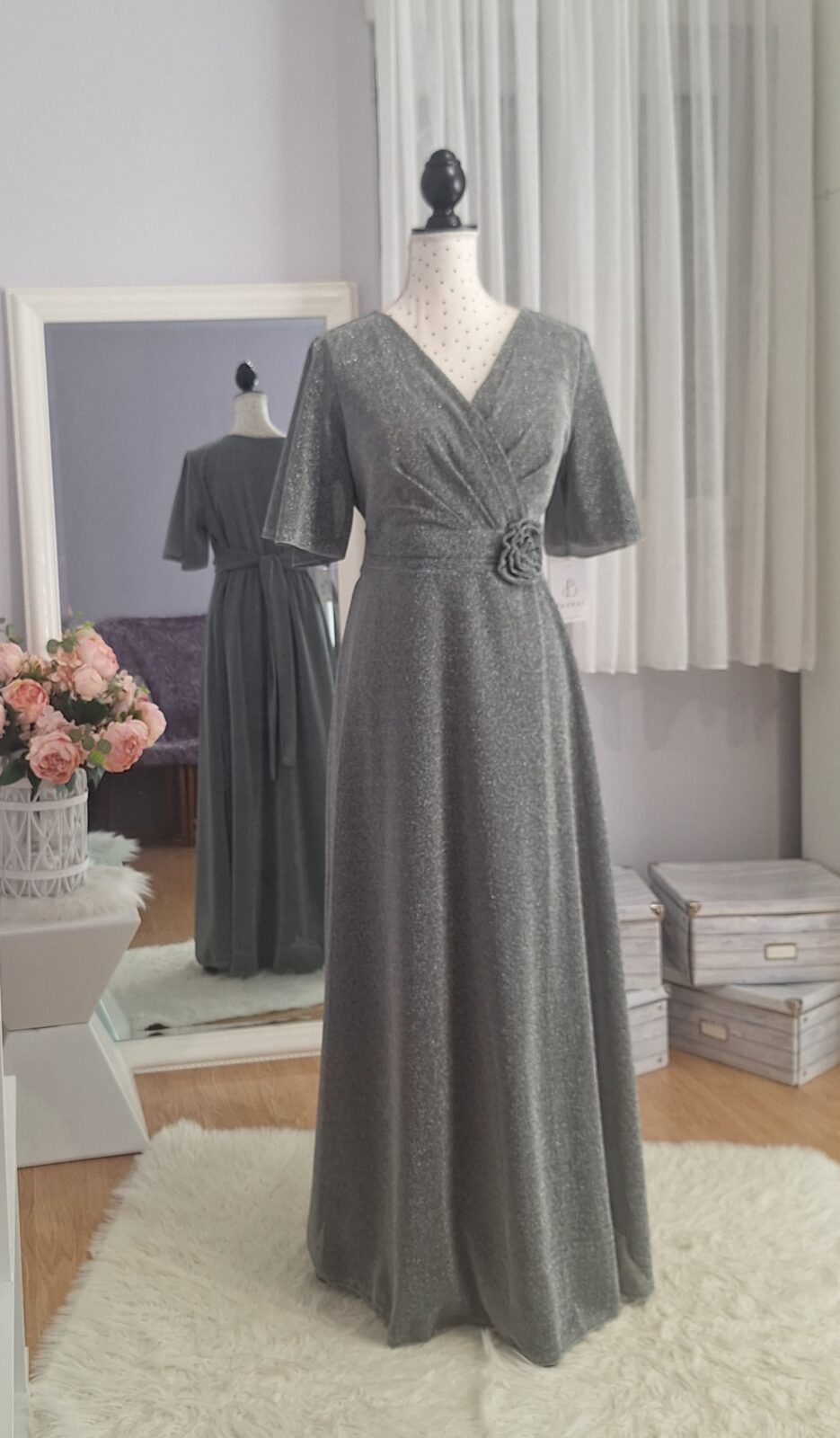 284. Haljina duga boje srebra sa šljok., uni L-3XL, MPC 63,00 €, grudi 100-125 cm, 10 cm ispod grudi obim 90-110 cm, duljina 145 cm Haljina duga boje srebra sa šljokicama