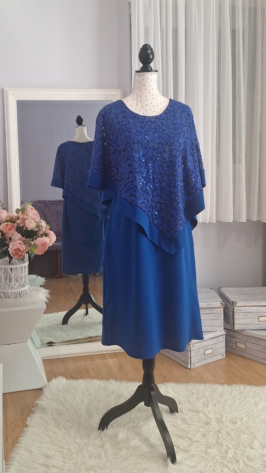 429. Haljina kratka kralj.plave boje sa svj.ukras., uni XL-4XL, MPC 29,00 €, grudi 110-130 cm, struk 110-120 cm, bokovi 120-130 cm, duljina 112 cm Haljina kratka kraljevsko plava sa svjetlucavim ukrasima