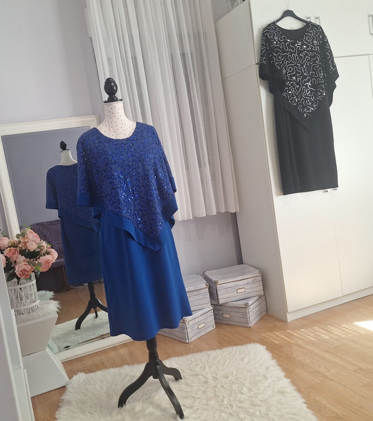 429. Haljine kratke kralj. plave ili crne boje sa srebr. ukras. , uni XL-4XL, MPC 29,00 €,