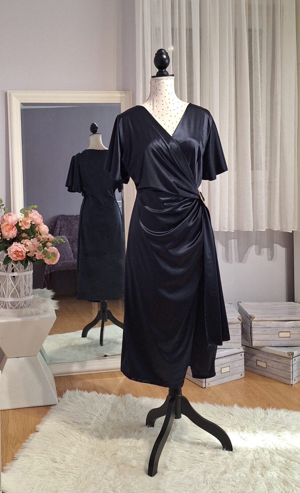 433. Haljina kratka tamno plava sa brošem, uni XL-4XL, MPC 33,00 €, grudi 110-130 cm, struk 100-112 cm, bokovi 120-135, duljina 106-115 cm (4) Haljina kratka tamno plava sa brošem