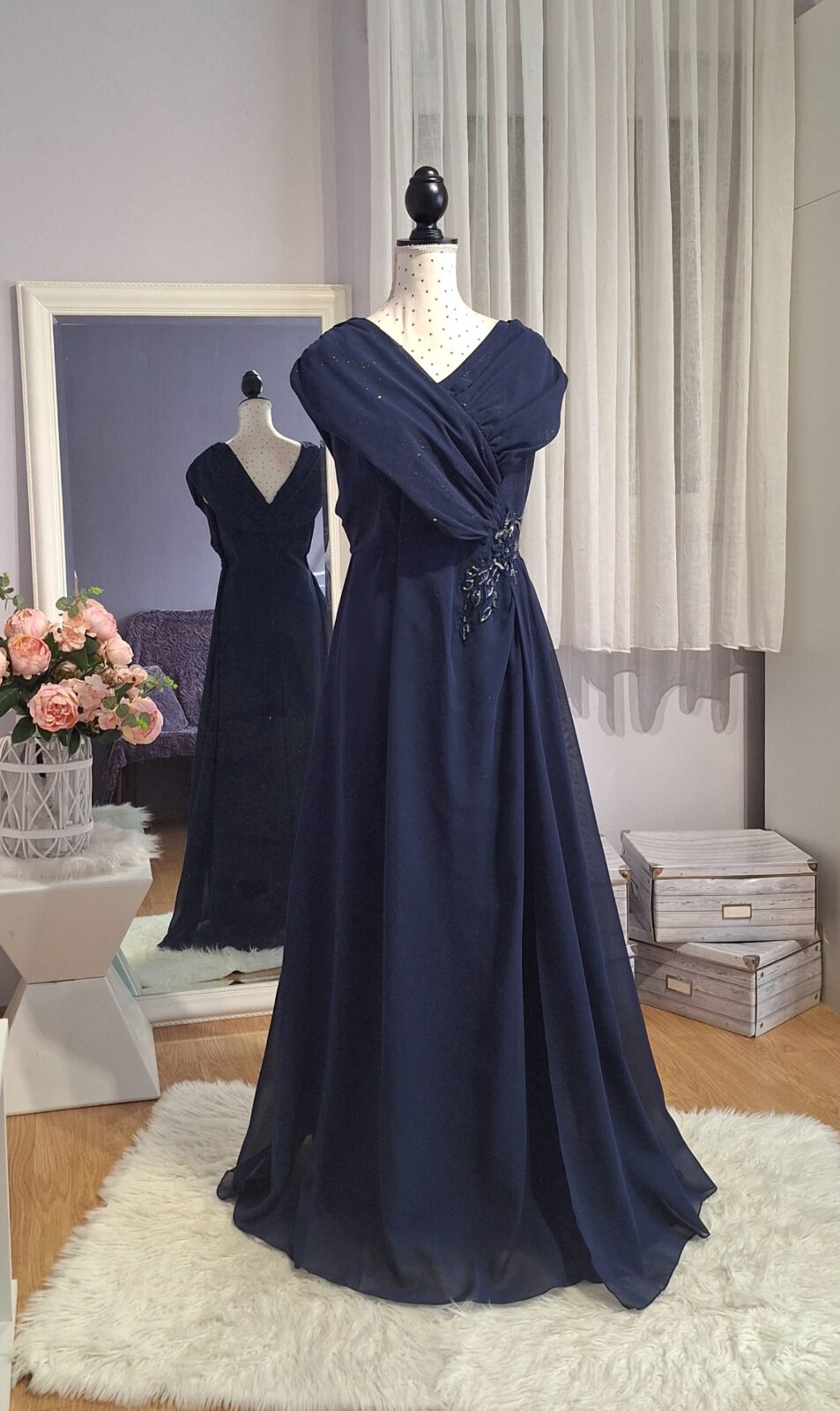 446. Haljina duga tamno plava, vel. 2XL-3XL, MPC 84,00 €, grudi 120-125 cm, 10 cm ispod grudi 102 cm, duljina 150 cm