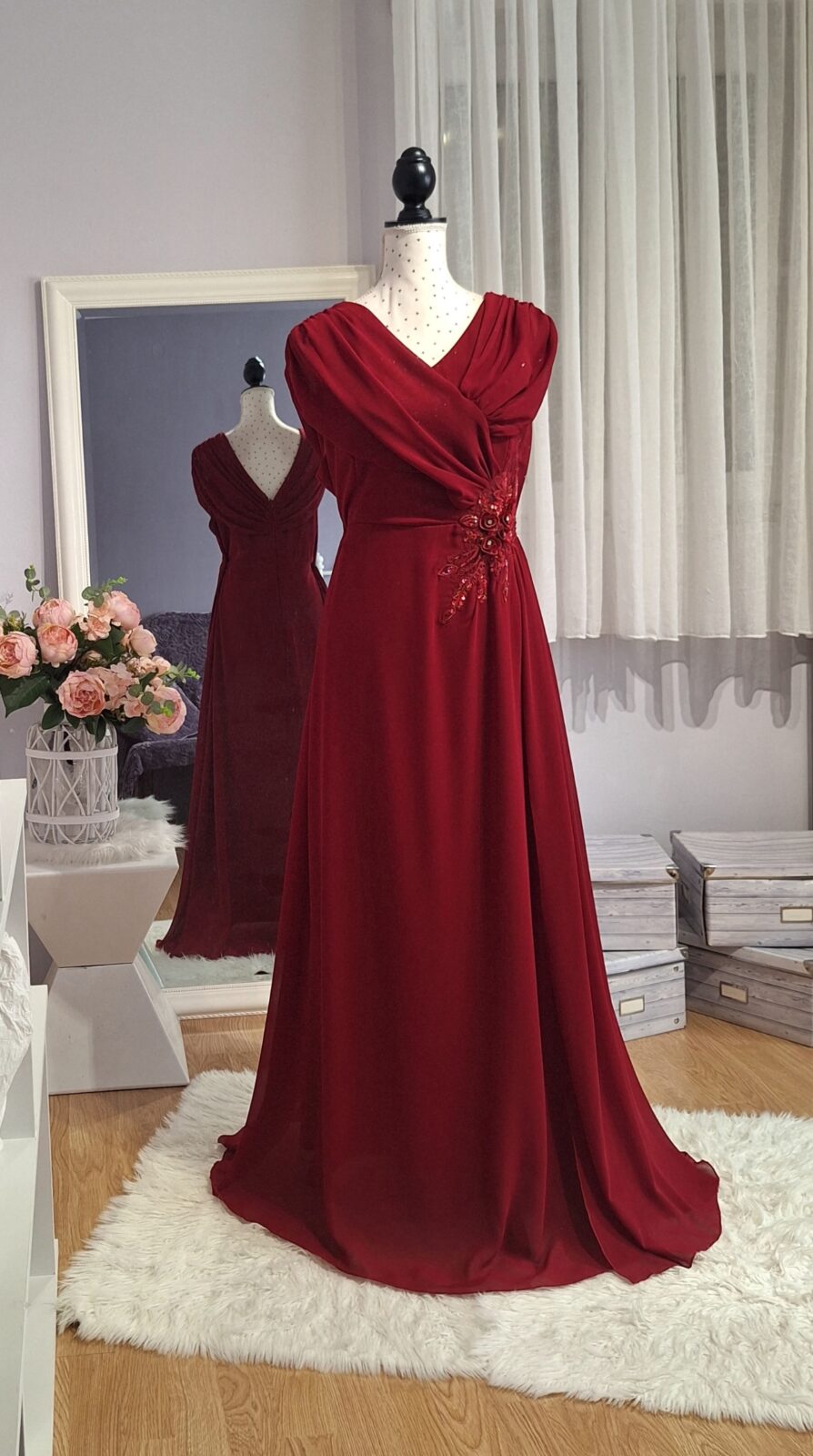 448. Haljina duga bordo boje, vel. 4XL-5XL, MPC 84,00 €, grudi 130-135 cm, 10 cm ispod grudi 112 cm, duljina 150 cm