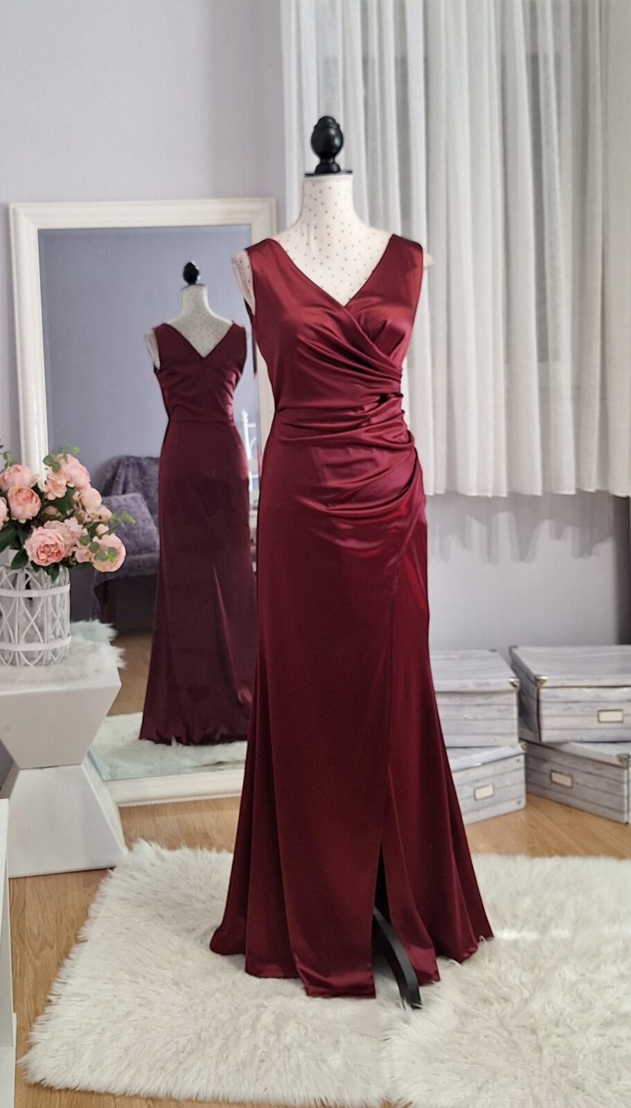 503. Haljina duga bordo boje sa rasporkom, uni L-2XL, MPC 49,00 €,grudi 100-115 cm, 10 cm ispod grudi 80-96 cm, bokovi 100-120 cm, duljina 150 cm Haljina duga bordo boje sa rasporkom