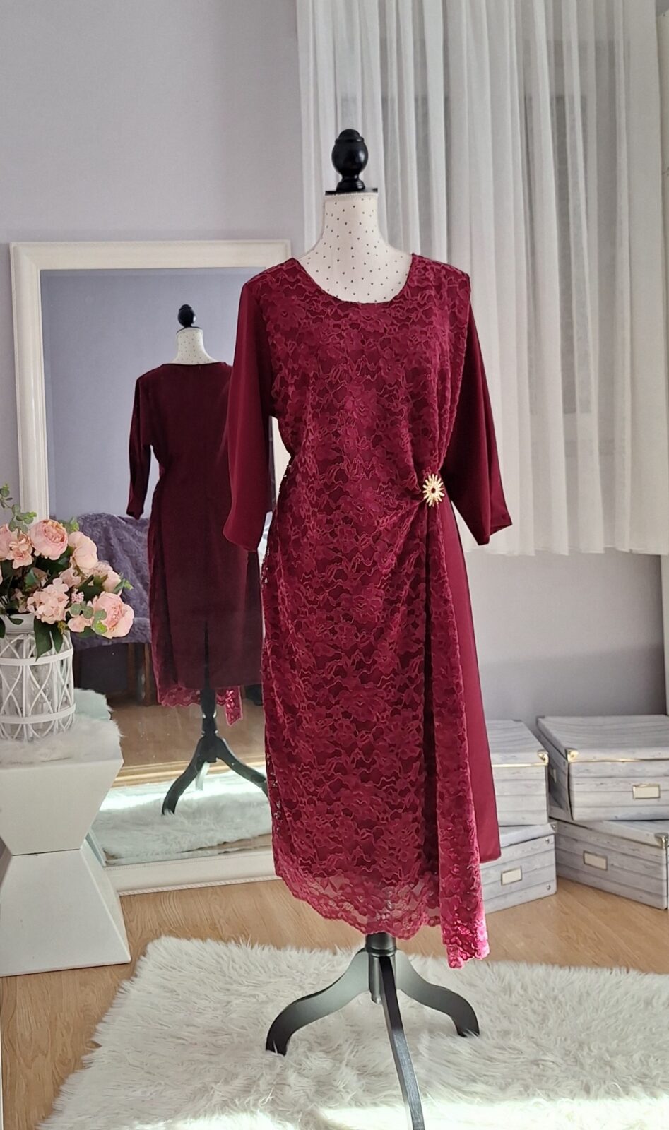 382. Haljina kratka bordo sa čipkom, uni XL-5XL, MPC 36,00 €, grudi 110-135 cm, struk 100-130 cm, bokovi 120-135 cm, duljina 124 cm Haljina kratka bordo boje sa čipkom